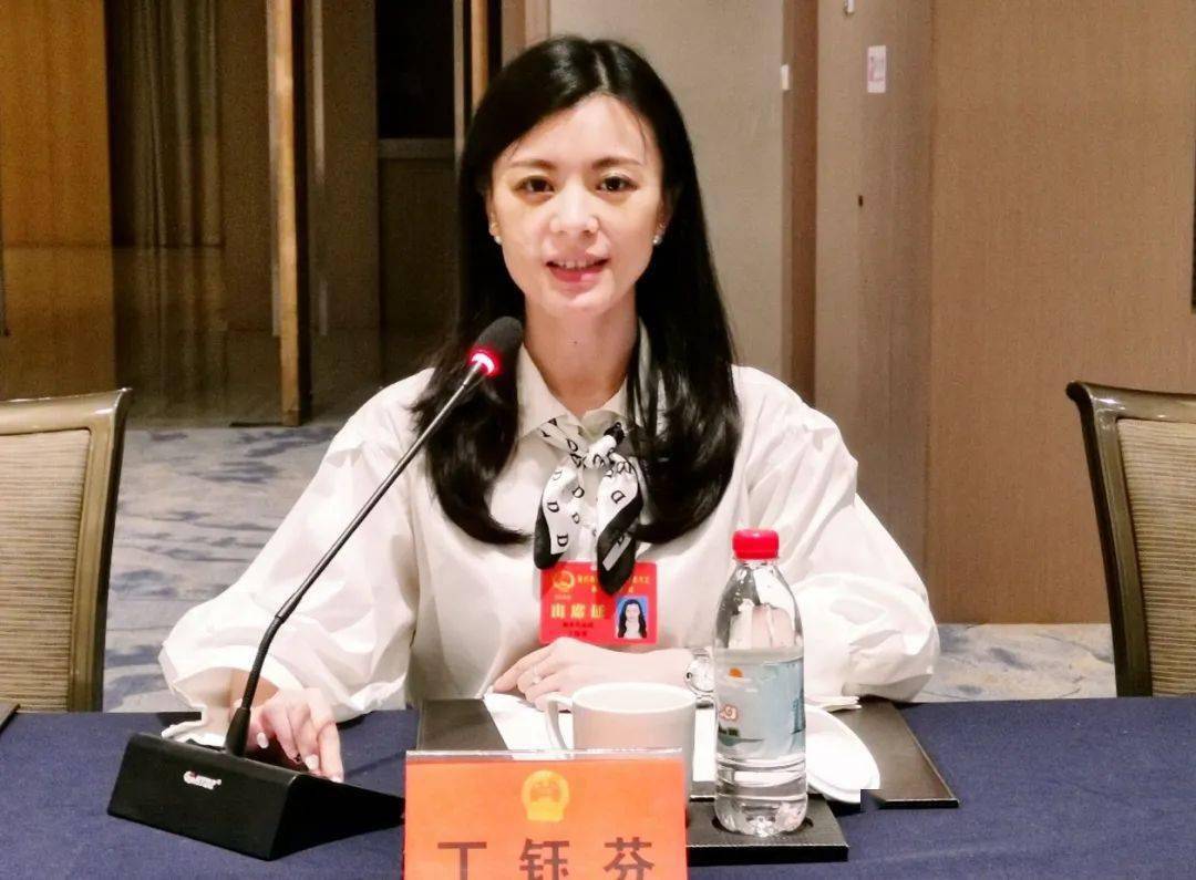 桐乡市教育局 基础教育科干部丁钰芬 市人大代表064月25日上午聆听了