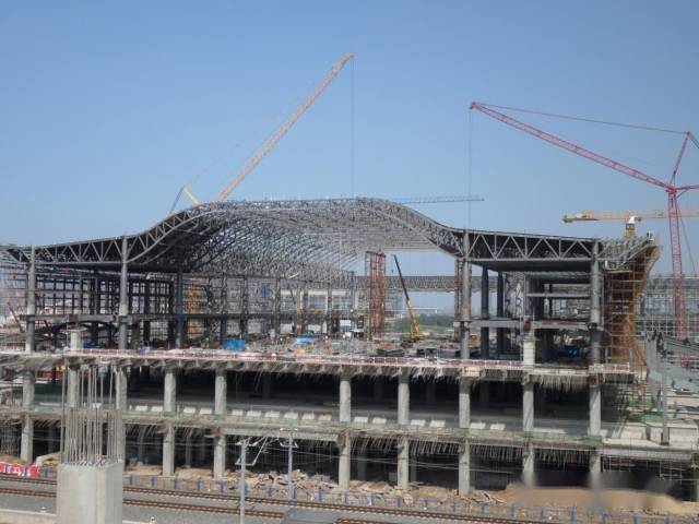 大跨度拱形钢结构施工案例分析