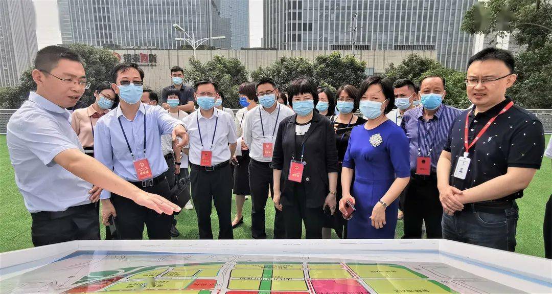 (摄影:陈泰生)4月24日,市十六届人大海沧代表小组到湖里区开展跨区