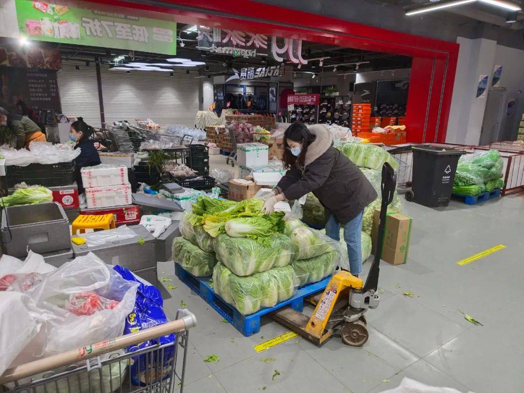 糧,肉,蛋,奶,蔬菜等生活物資和防疫物資儲備充足,運送及時,以實際行動