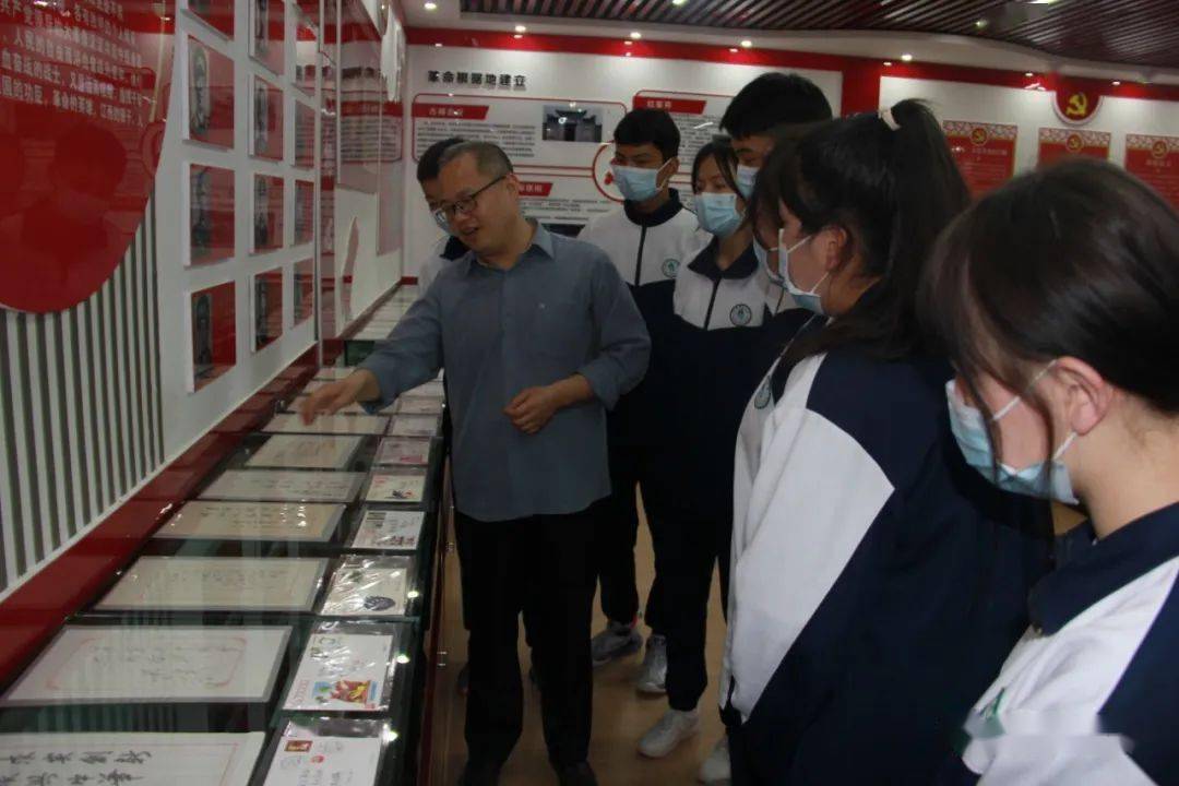 援疆教师责任担当江西援疆教师刘龙杰在克州三中举办百位院士题词展