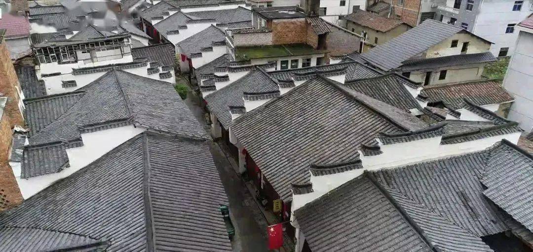 它是常山最有故事的古街,历经千年时光洗礼,积攒了满腹的墨水,正等着