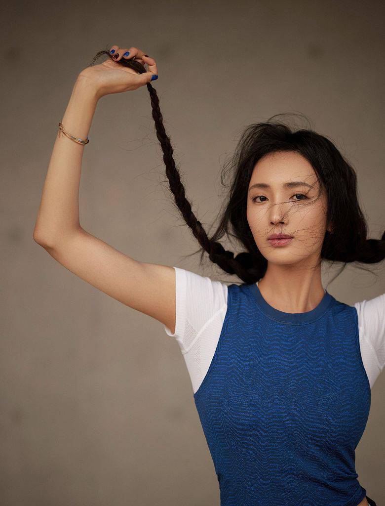 近日,演员王紫璇出席lululemon品牌活动,她身穿紧身t恤和短裤,尽显好