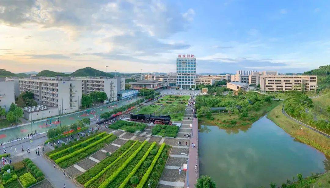 广西高校冠名列车发车了!_动车_柳铁职_铁路