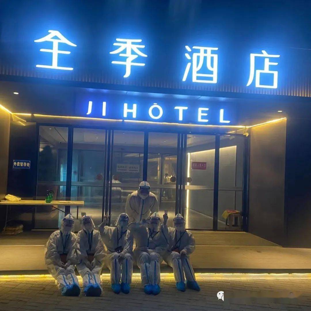 说"全球疫情终于结束,健康码行程码功能关闭,所有人都不用做核酸检测