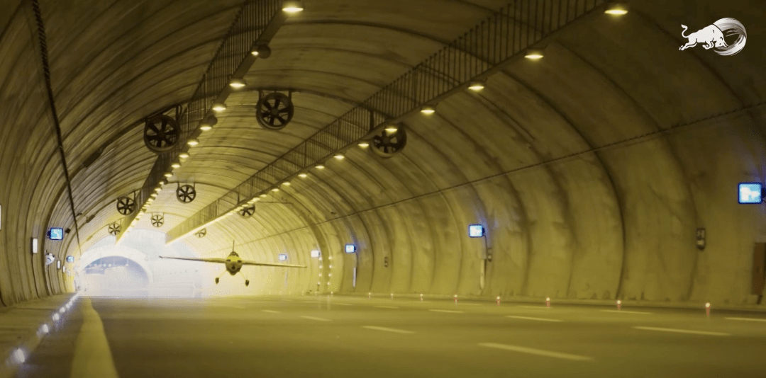 从起飞到第二个隧道出口的距离:2260米,用时43.