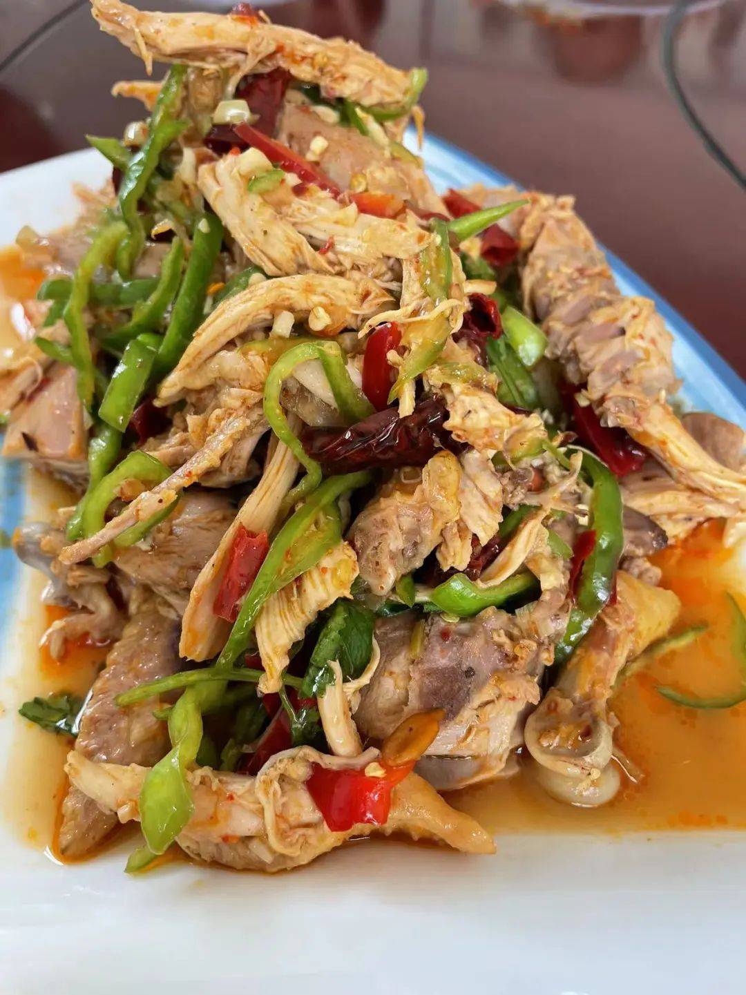 手抓羊肉,手撕土鸡,牛腱双拼,民族特色小吃都能让你吃出农家特色味道.