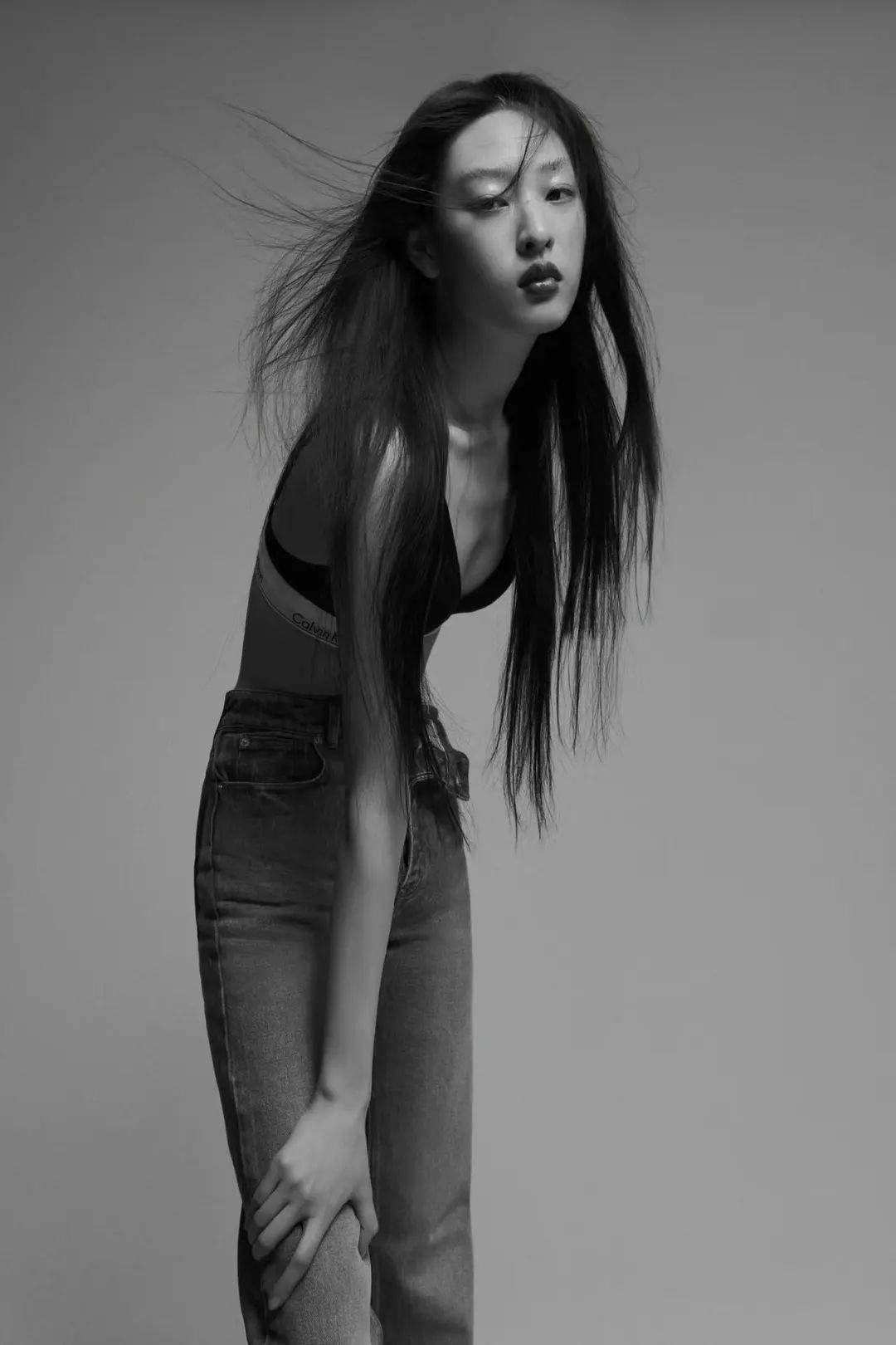 模特田霖出镜一组创作大片,慵懒随性的长发,简洁舒适的穿搭,仅用红唇