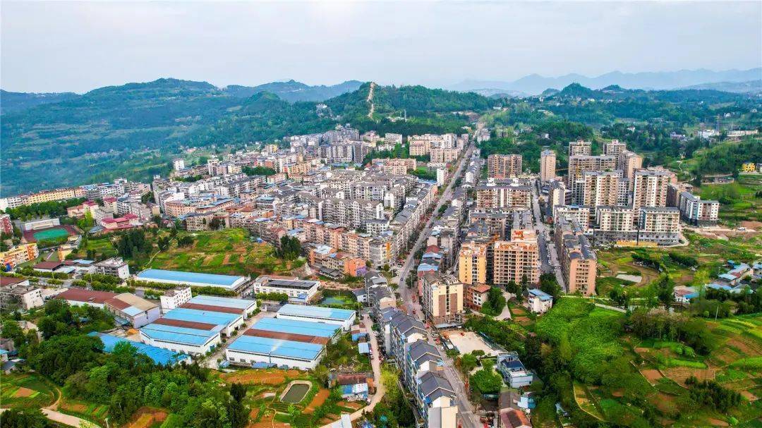 區縣動態雲陽縣鳳鳴鎮提顏值增氣質多措並舉助推文明城市創建