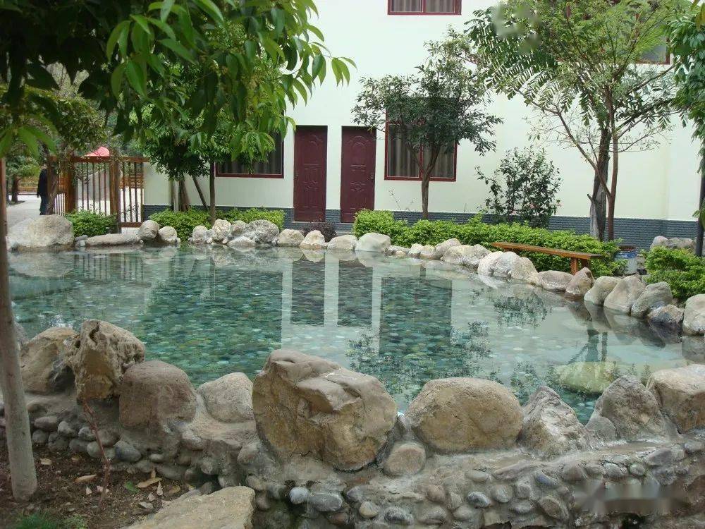 太极温泉太极温泉,原名火龙温泉,温泉水从太极谷二龙山半山石灰岩洞中