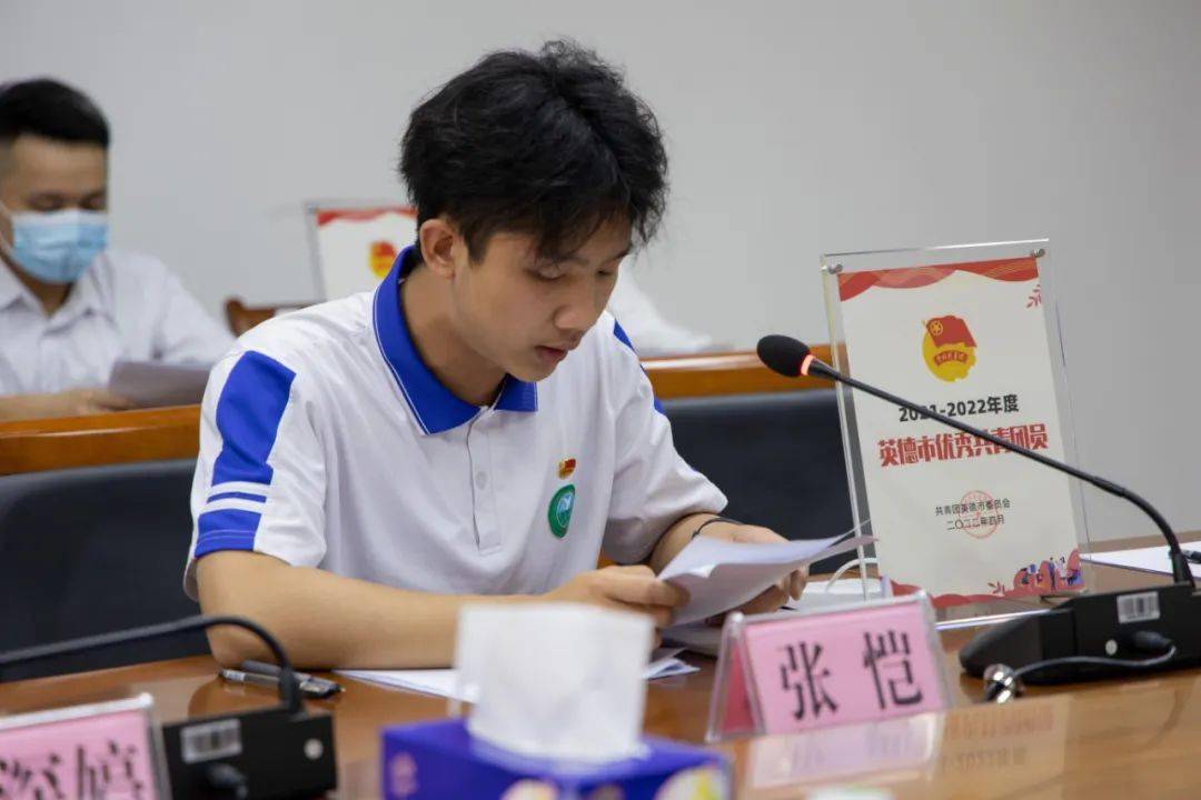 团员代表市第一中学高三(26)班 张恺梦想在这里延续青年节在认真听取
