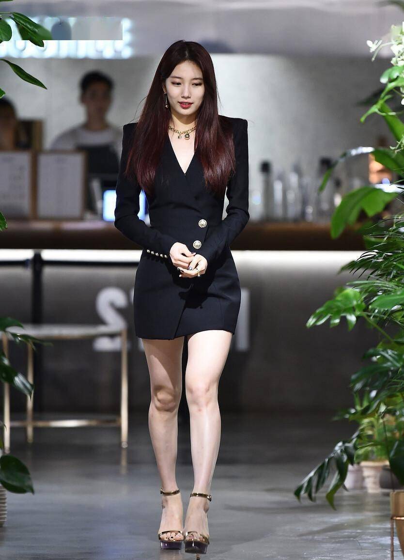 裴秀智身材太高级了,西装裙显出曲线感,"奶油腿"真挺吸睛_女性_裙装