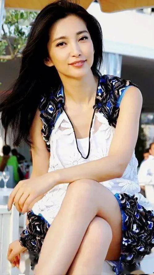 李冰冰肤如凝脂齿如瓠犀