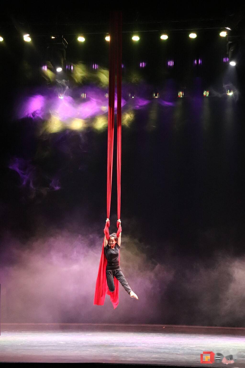 手握长绸高空翱翔红色题材杂技节目绸吊旗帜又美又飒