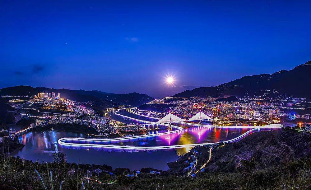 高看巴东美出天际