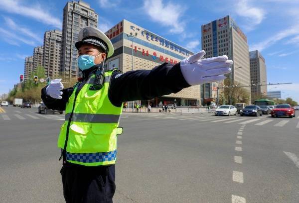 帅气致敬手势图片图片