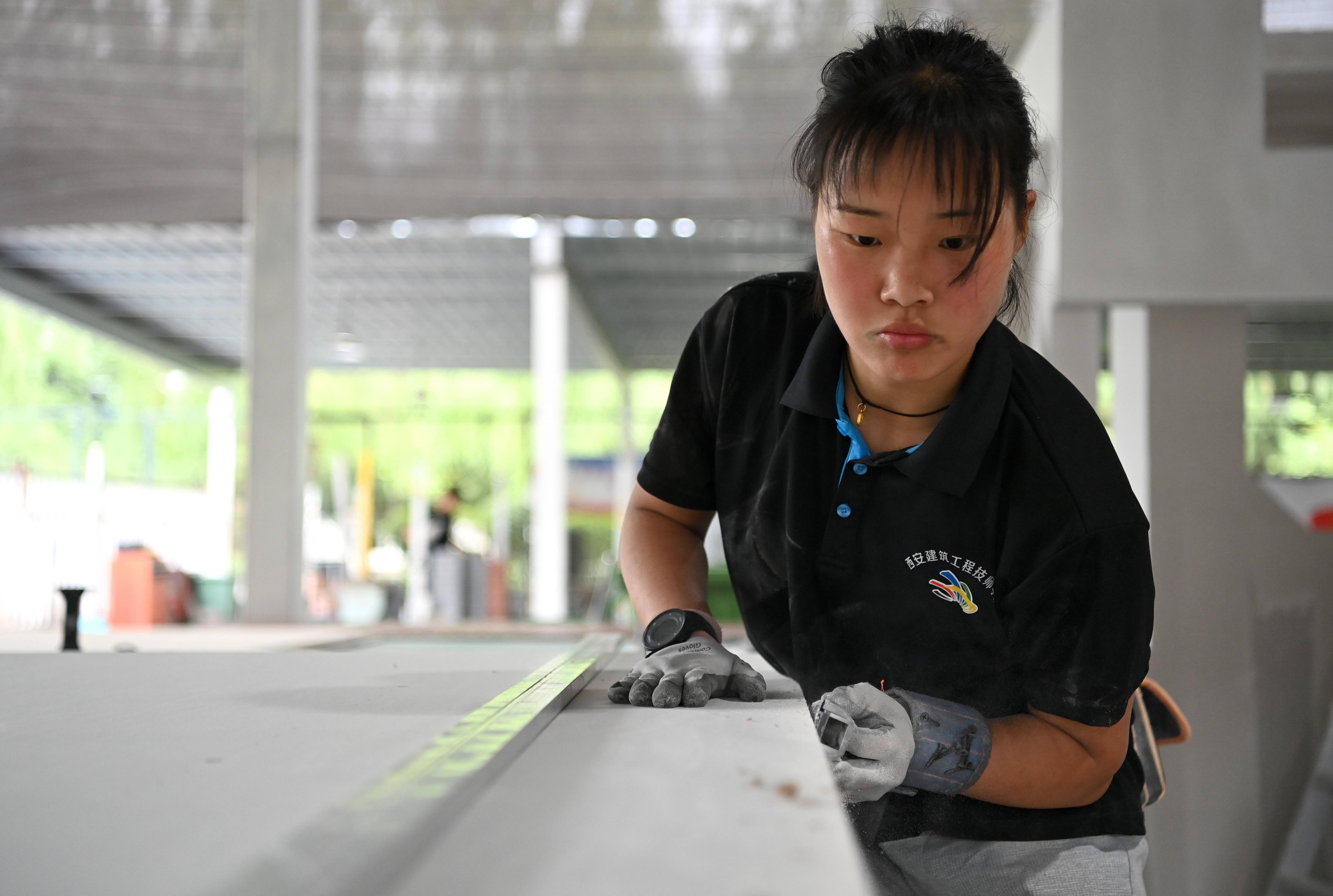 建筑施工专业学生舒家园在备战世界技能大赛瓷砖贴面项目(4月27日摄)