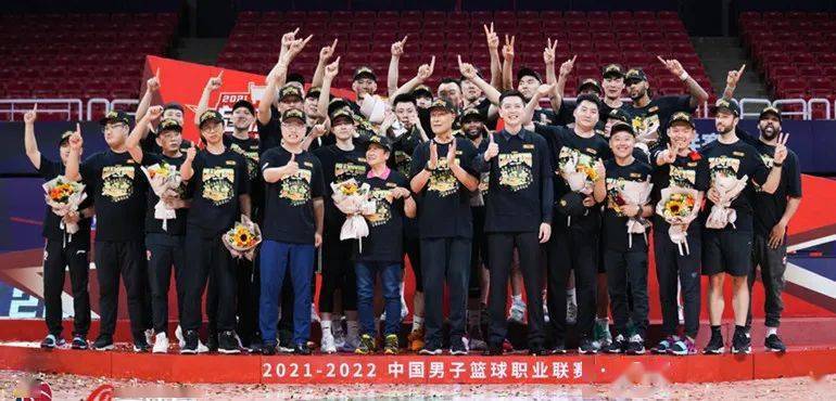 图:恭喜辽宁男篮荣获2021-2022赛季中国男子篮球职业联赛总冠军!