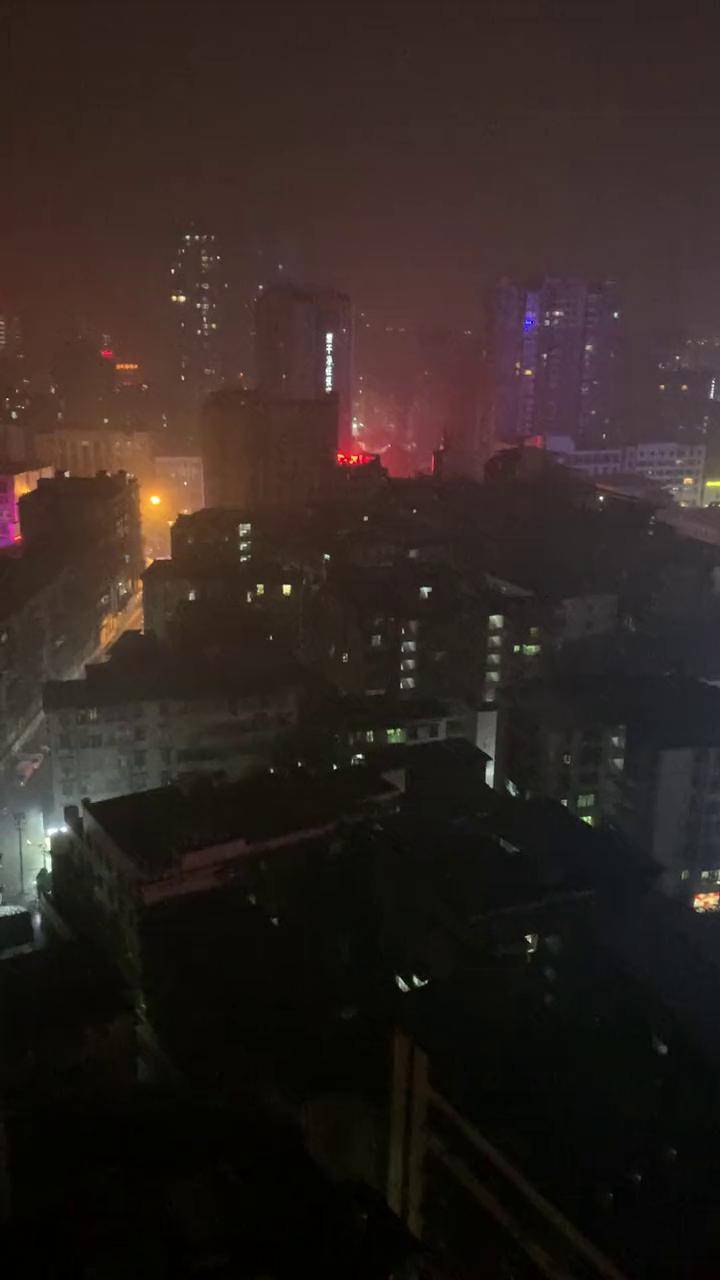 用一句話來表達雨下的很大暴雨來襲看窗外的世界