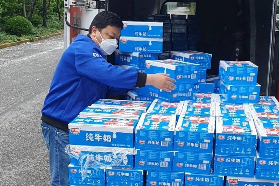 一封感谢信背后的光明力量为高龄患病老人送牛奶光明员工疫不容辞