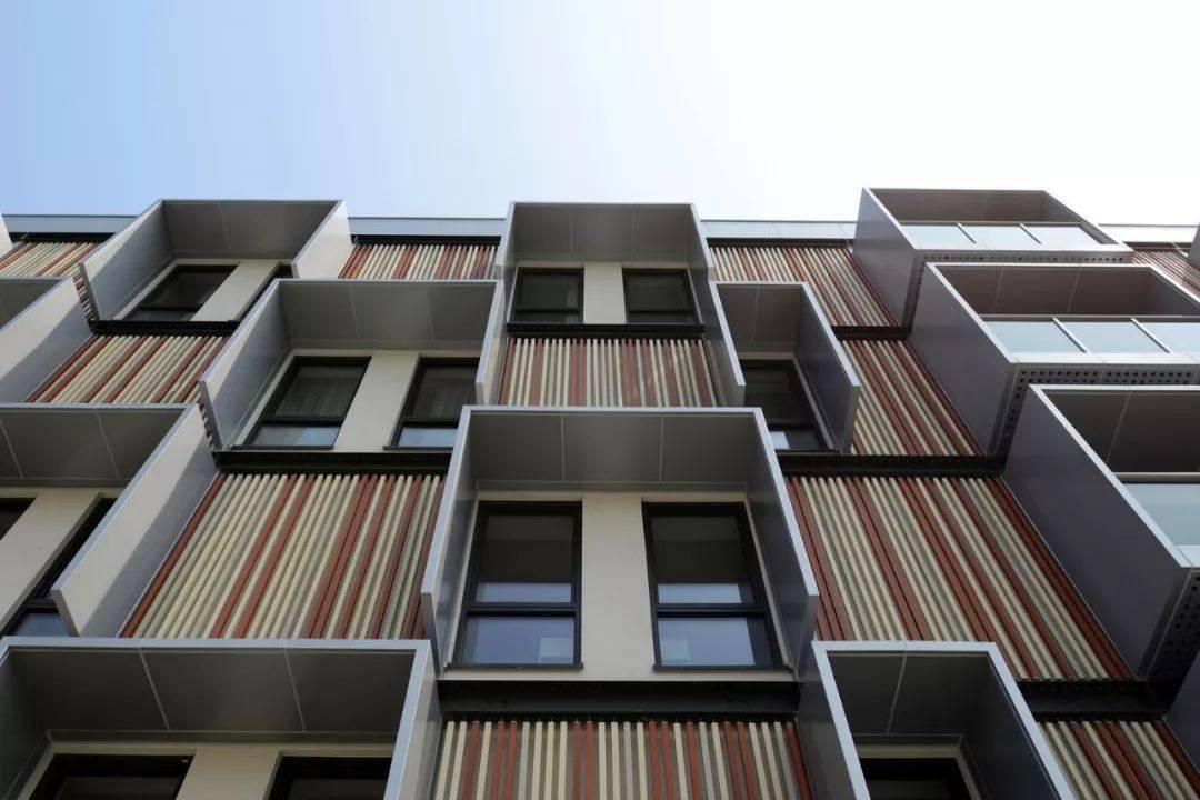 siefkebrise-soleil:brise-soleil 这个词从法语直译过来就是"遮阳板"