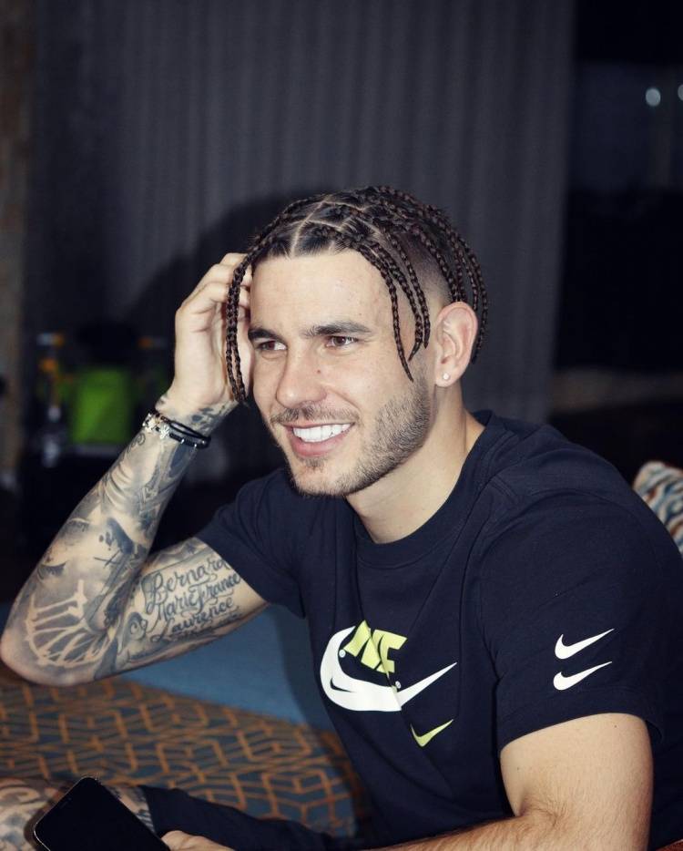 发型师:卢卡斯半年前给我看过小辫子发型照片,他想尝试这种风格