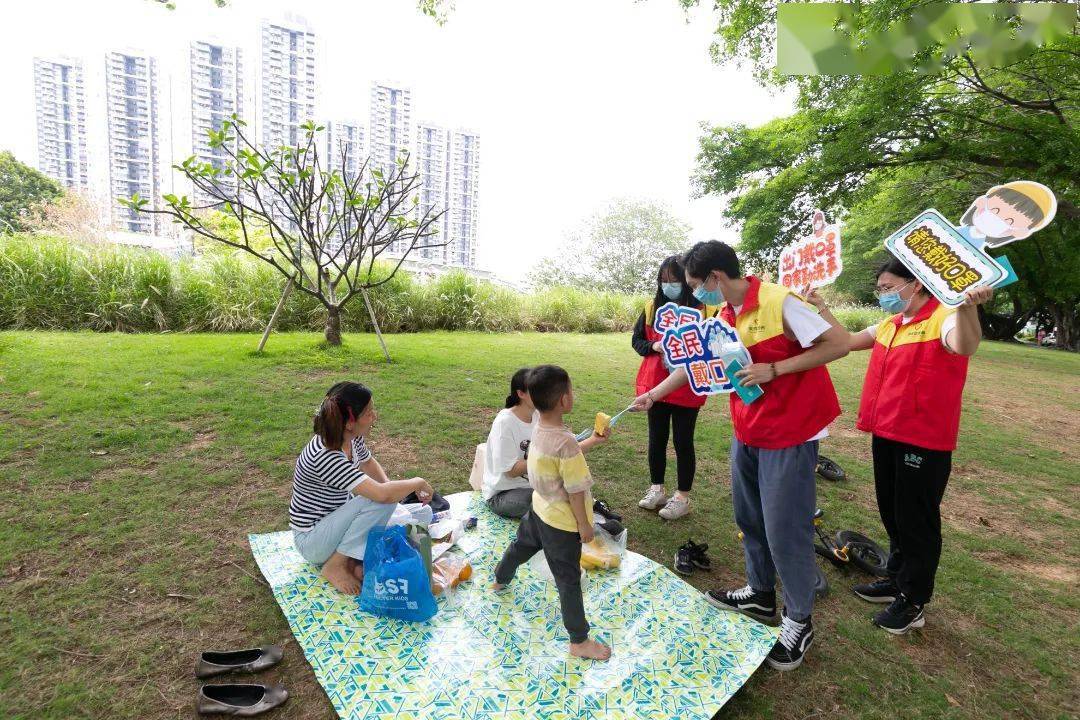 團員代表化身志願者,遊走在鰜魚洲文化創意產業園的綠道,餐飲單位及