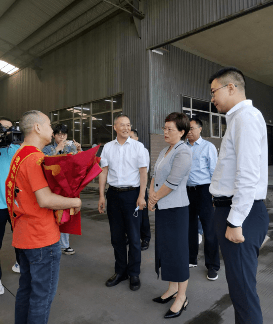 4月26日下午,市委副書記羅文全先後前往華夏銀行德陽支行,旌陽區東湖