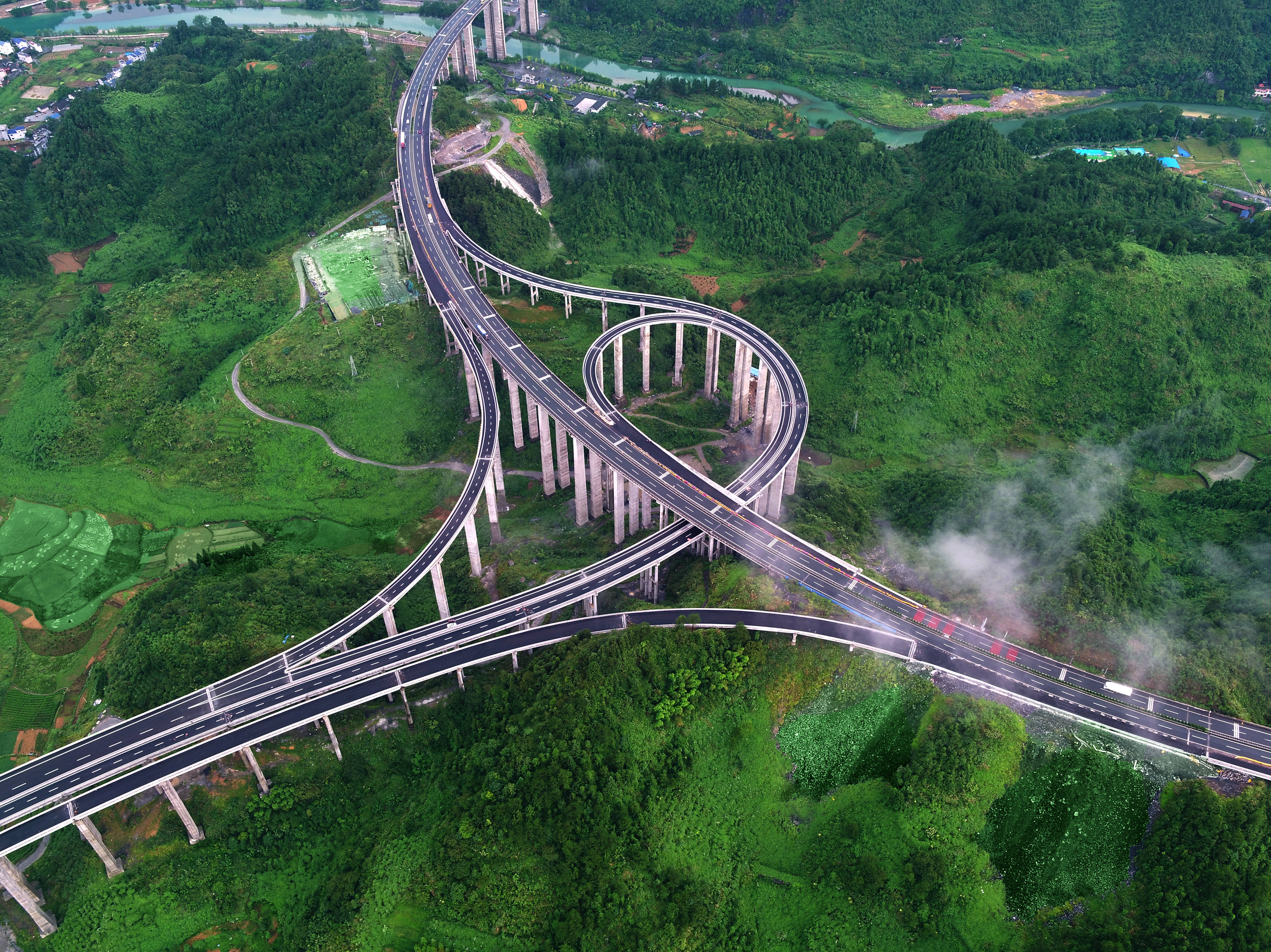 石家寨互通立交桥,位于湖南省吉首市寨阳乡境内,是永吉高速公路最大的
