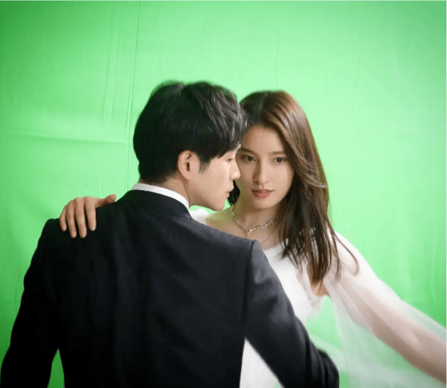 男性(松下洸平 饰,35岁)结了婚,嫁入了上流社会的灰姑娘后传式的故事