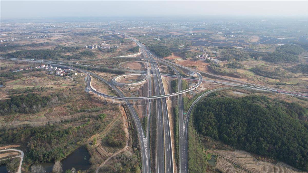 建成后的麻城至安康高速公路麻城东段麻安高速麻城东段的正式通车,这