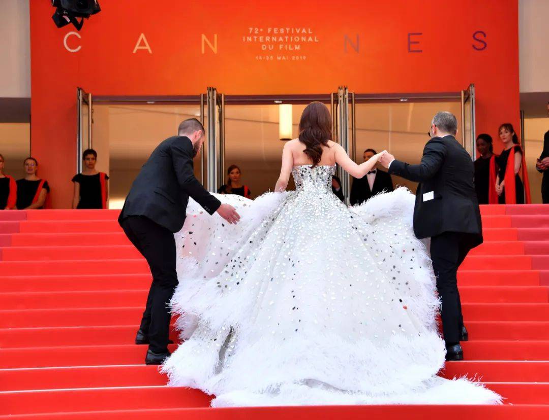 红毯上身着华丽裙摆的她也留下了一张令人过目不忘的美丽背影照