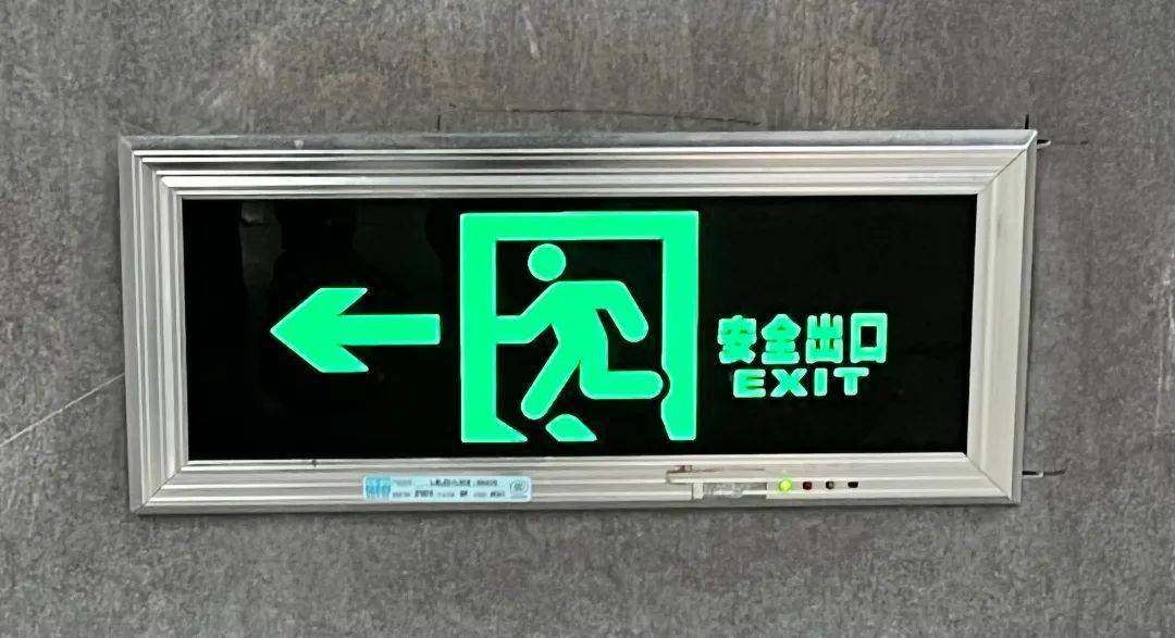 突发事件记得按红黄绿的指示行动~/·内容来源:深圳地铁·点个在