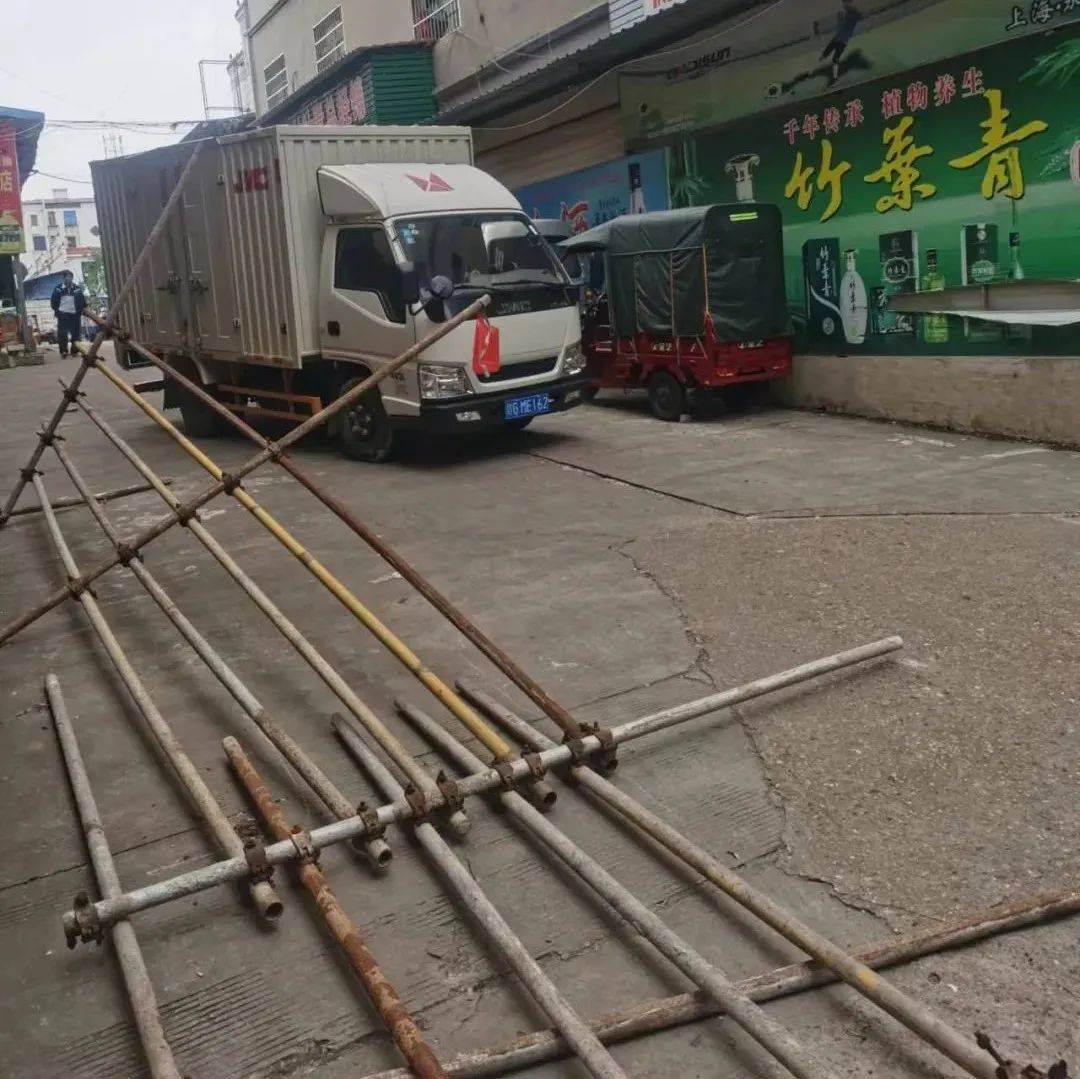 网友:都昌小康西路商城路口防疫栏杆翻倒在地,影响出行,望有关部门处理_江西_防疫_都昌