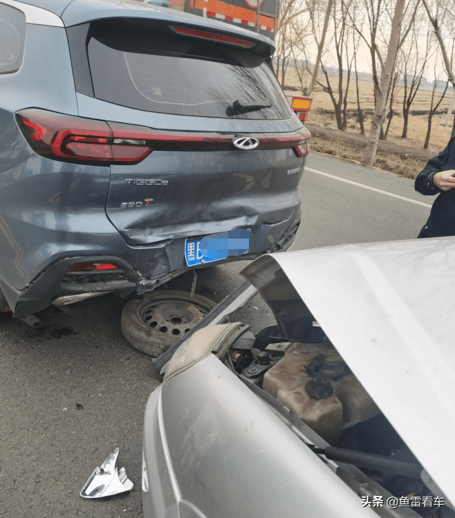 吨位差异不小老别克gl8追尾奇瑞瑞虎8网友屁股果然够硬