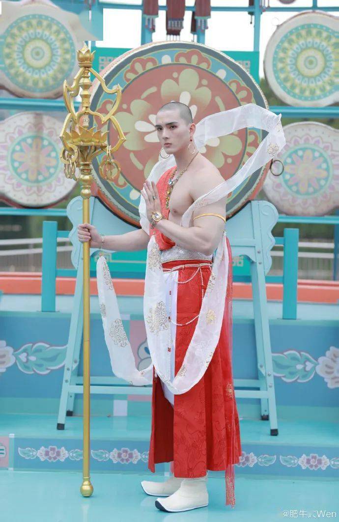 成都惊现白皮肌肉男菩萨却遭网友嘲娘里娘气