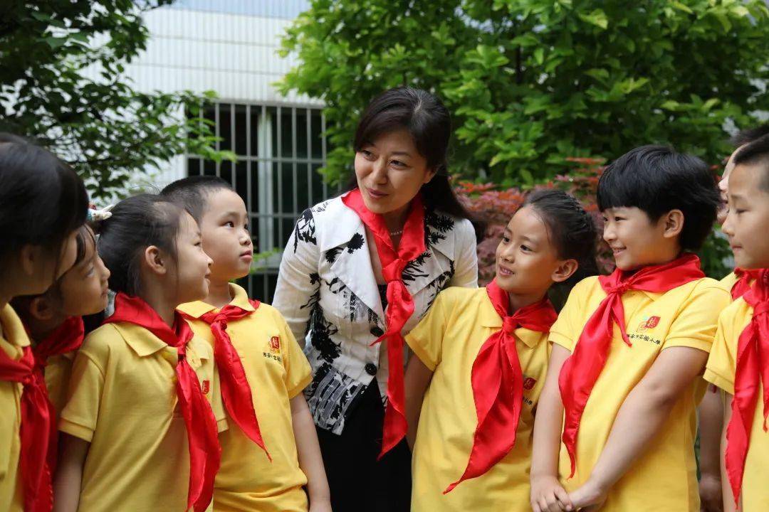 张蓉陕西省先进工作者现任西安市实验小学党支部书记,校长实施"集团化