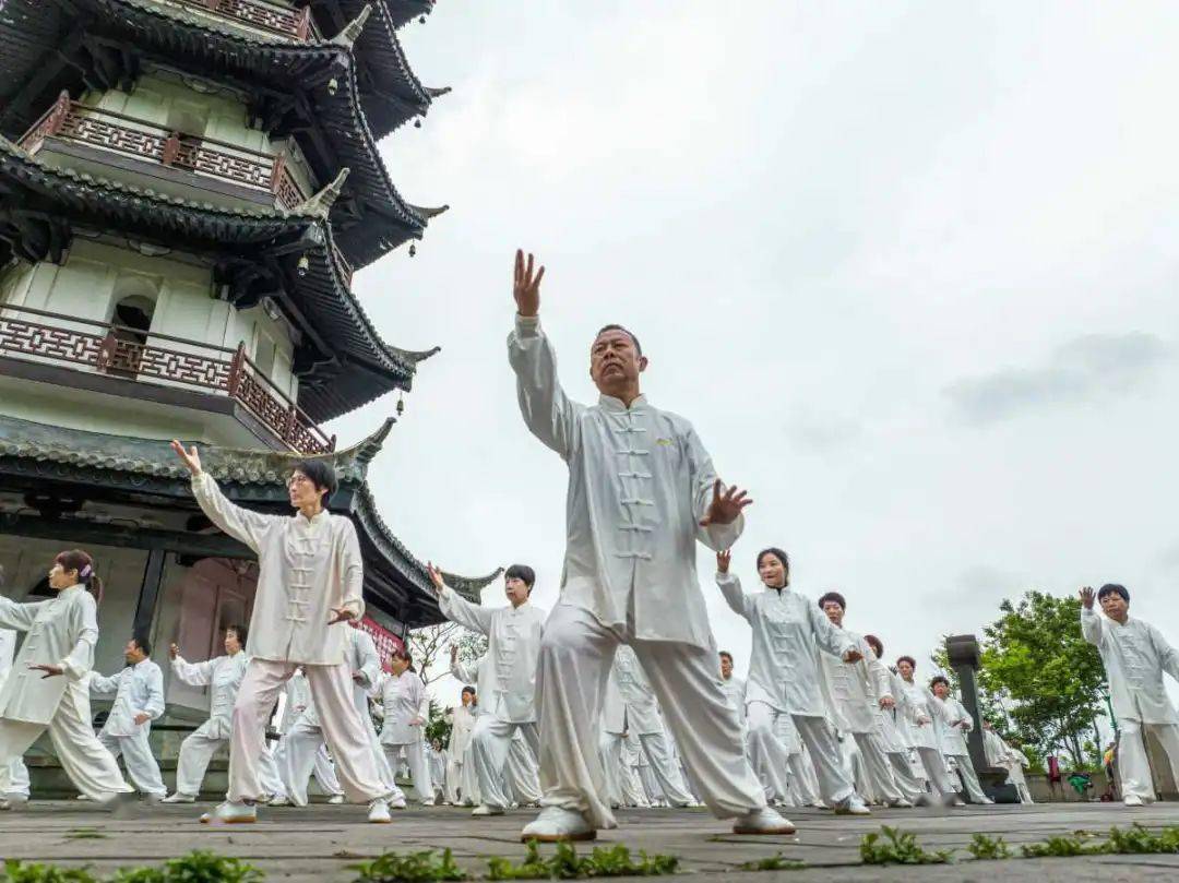 文峰塔下舞太極人美景美拳也美