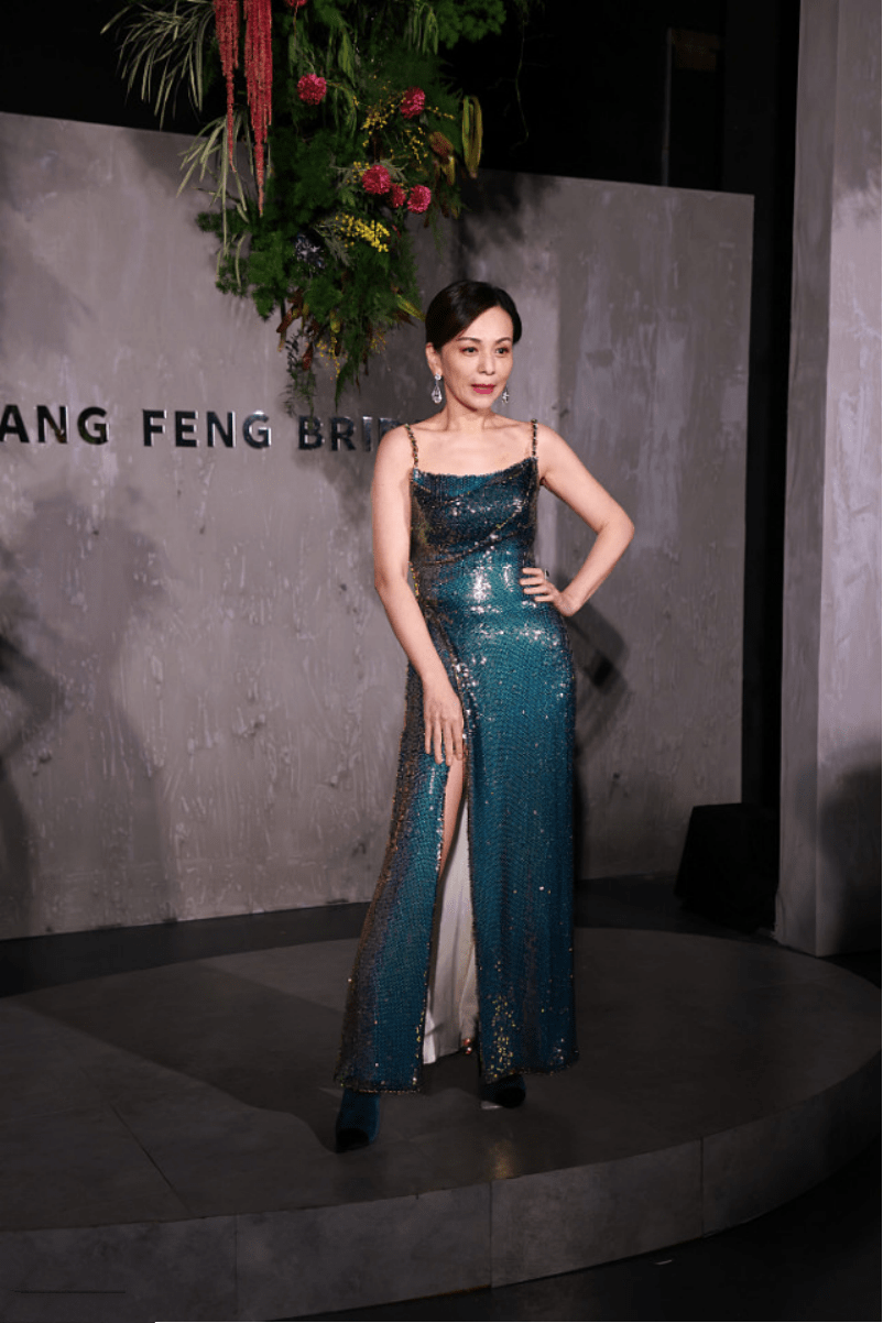 王琳这身材与肤色真让人羡慕,穿"液体裙"女人味十足,太美了_裙子_都会