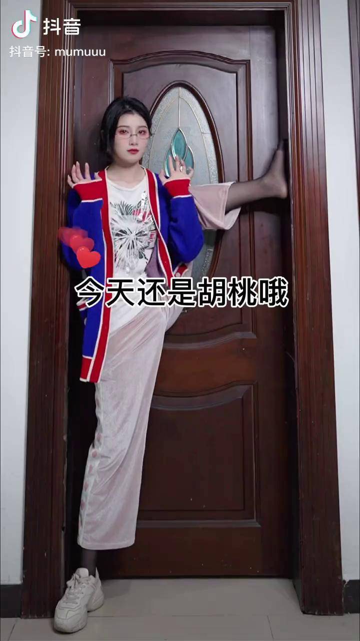 天冷了摇起来原神cos原神cos挑战胡桃摇真人版胡桃摇