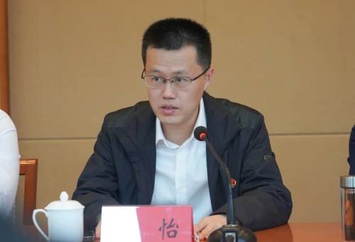 宜兴市委常委,组织部部长钱怡宣读决定.