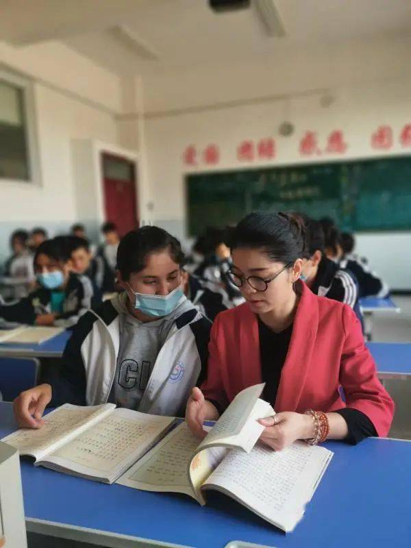 她及时联系后方学校协助阿克苏技师学院建设模特走秀实训室,扎实推进