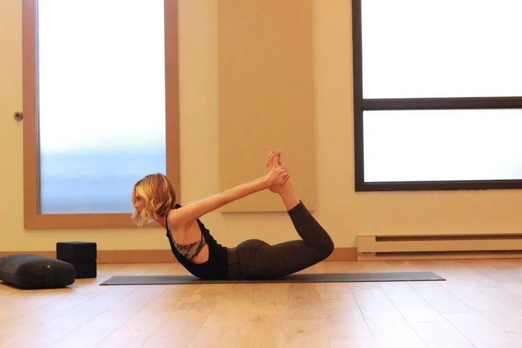 肩膀酸颈椎病2套简单的肩颈理疗瑜伽动作一定要常练