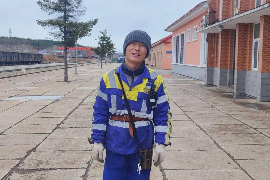 (加格达奇车务段大杨树连结员 周靖益)点击图片查看笑脸生活因工作而