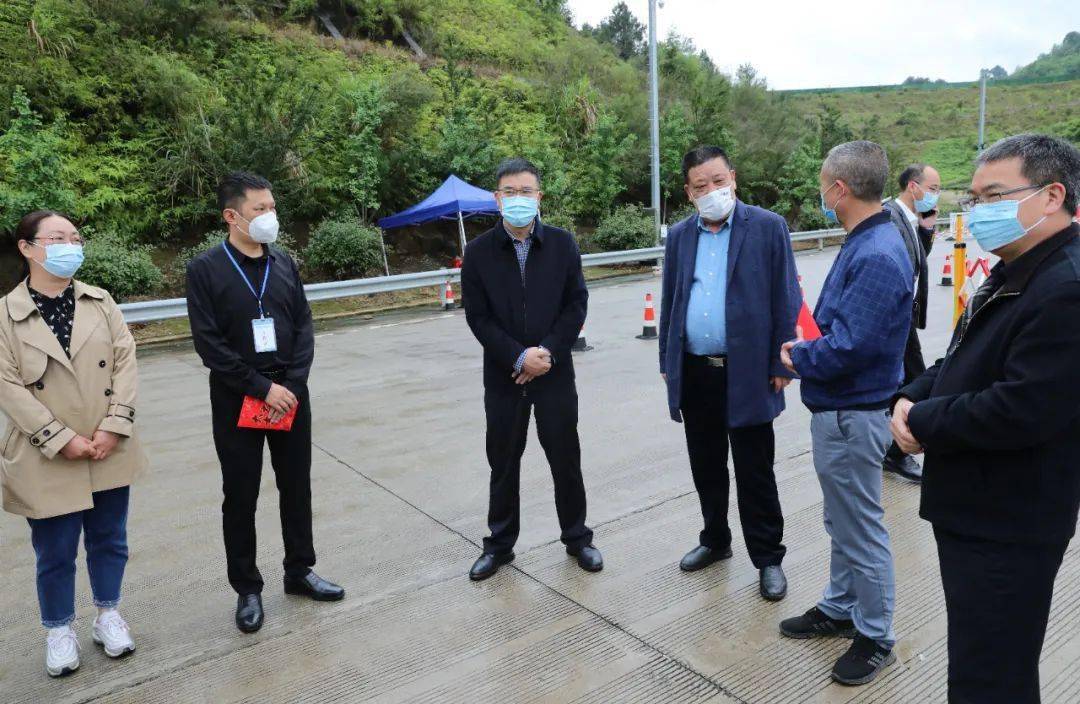 周乃松一行先后来到斜滩高速口交通服务站(点),犀溪