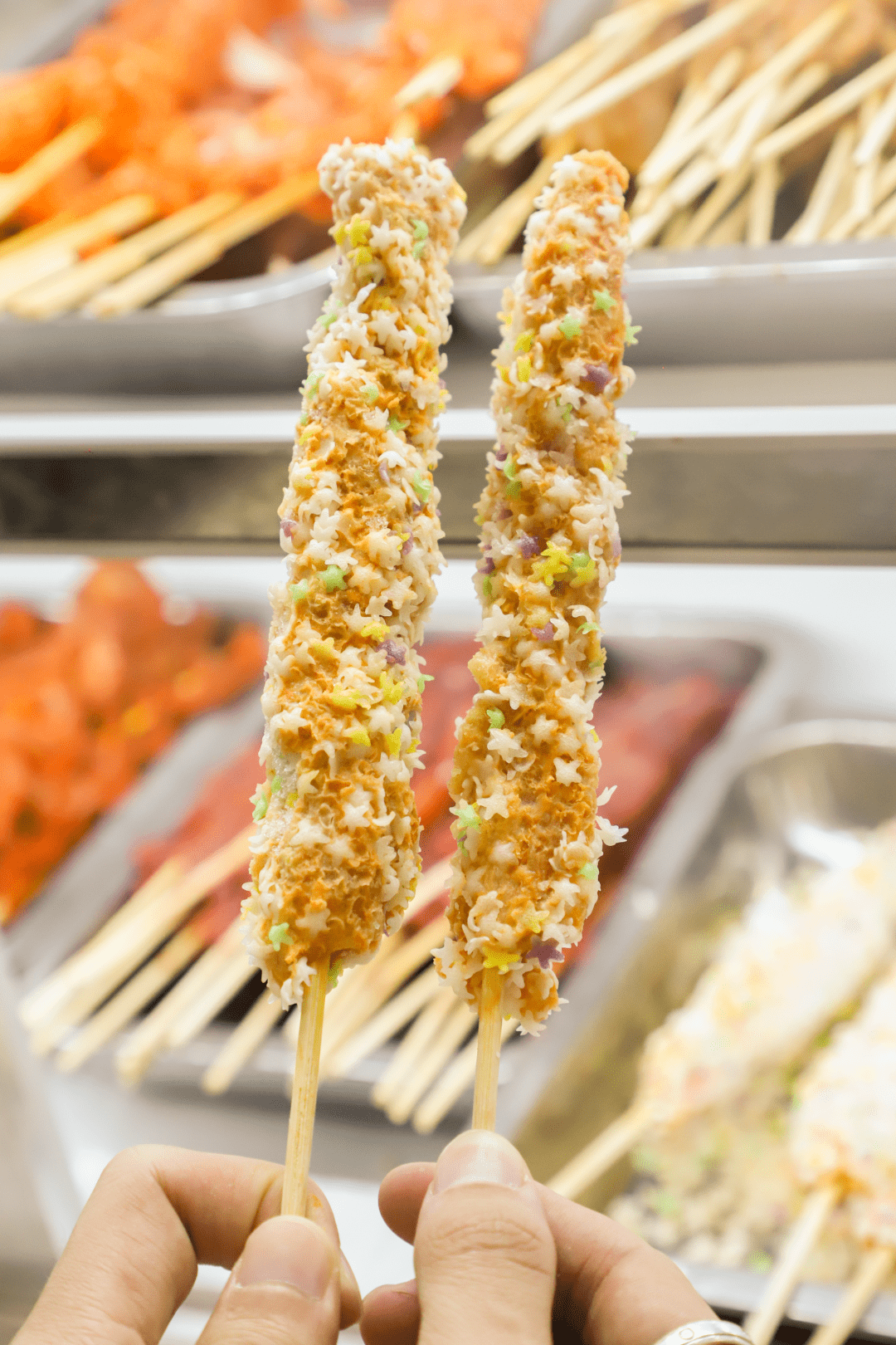 晋江实小旁的<阿姨炸串>,30多年前,靠1辆小推车火爆