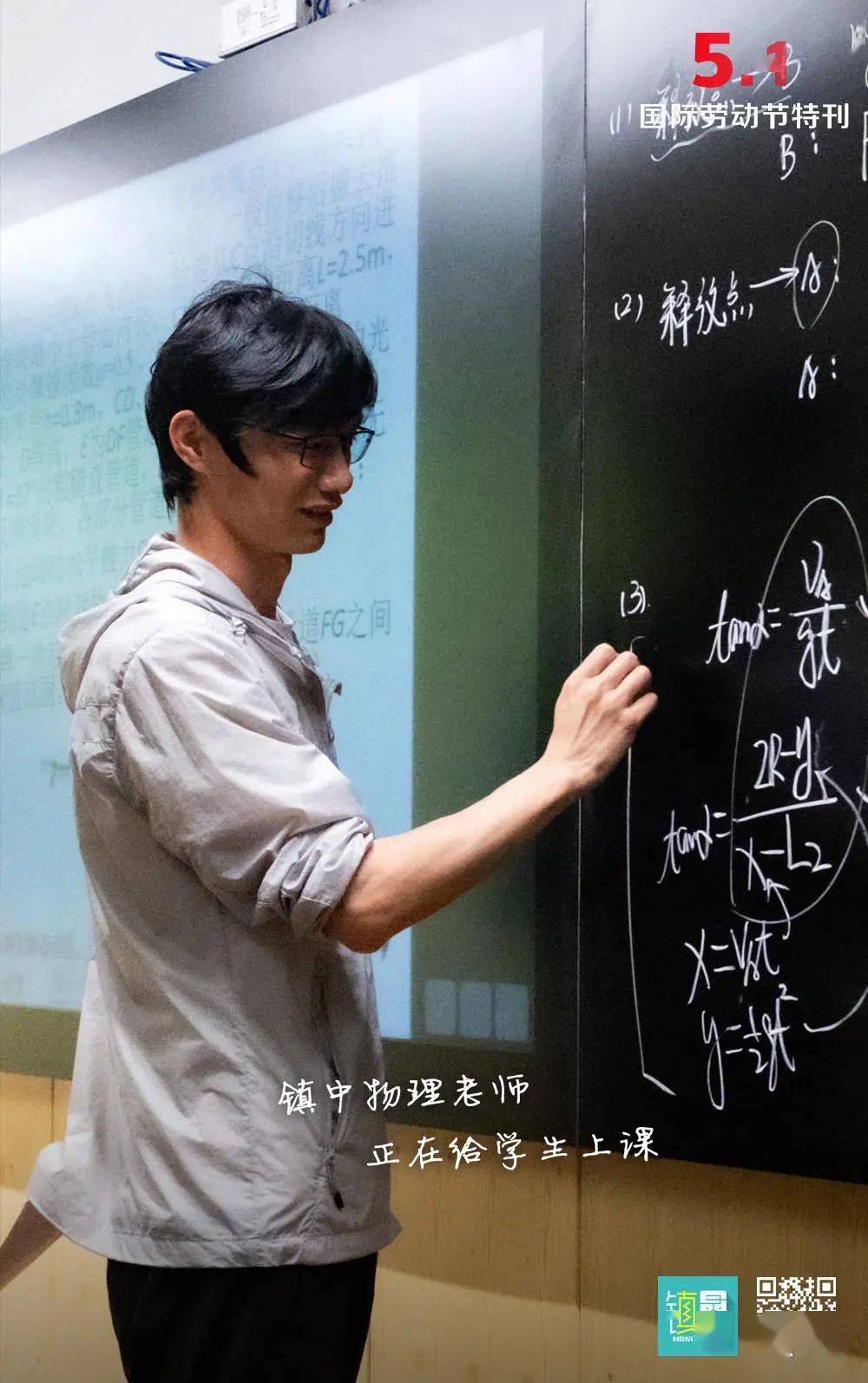 一手剪刀,一手梳子他们用双手剪去千缕发丝修就一番新貌着一身素衣,捧