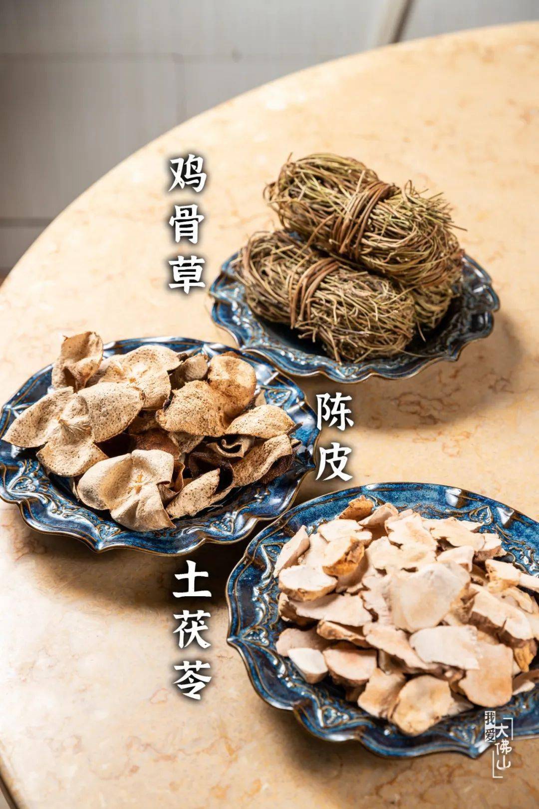 恰逢春季,陰溼天氣較多,私人推薦選擇雞骨草作為湯底材料~將鵝骨,雞骨