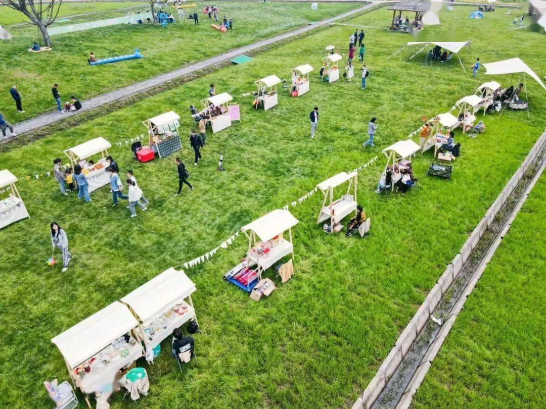 原乡星空草坪帐篷露营,原乡小镇景区还有许多好物在这里等着你~创意市