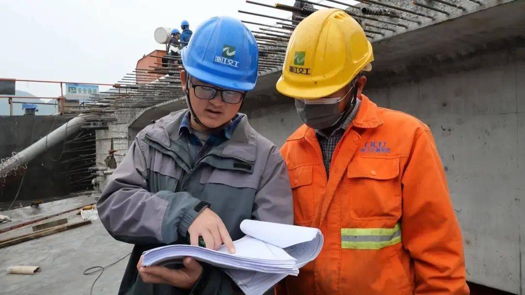 杨启彪负责大桥的施工技术管理眼下,大桥建设者们正向着6月底大桥合龙